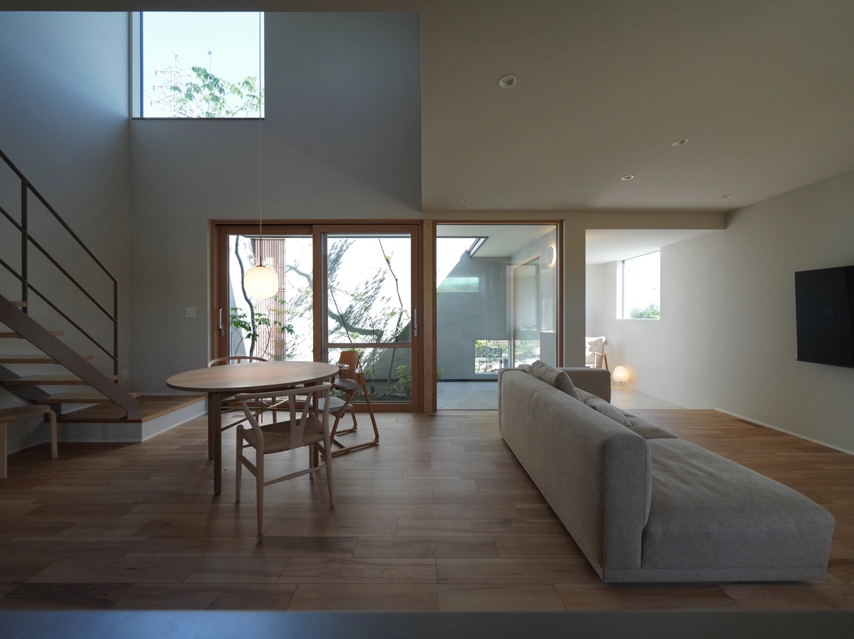 壁と庭が作り出す光と静寂の空間のリビング