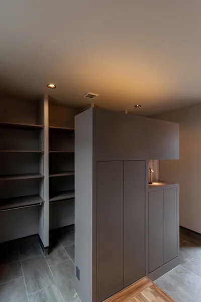 大きな間のある平屋の玄関・収納スペース・照明