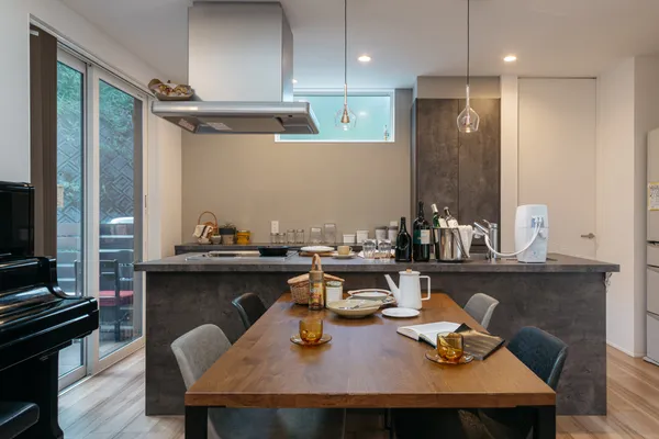 吹き抜けから光が降り注ぐ 家族にやさしい住まいのダイニング・キッチン