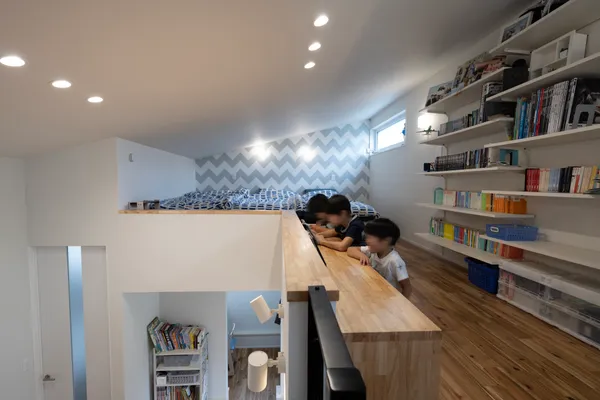 親子で暮らす時間を慈しむ 5つの床が連なる平屋の子供部屋・フリースペース・アクセントウォール