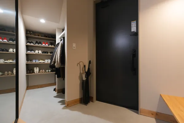 陽のぬくもりと生活する北欧モダンハウスの玄関