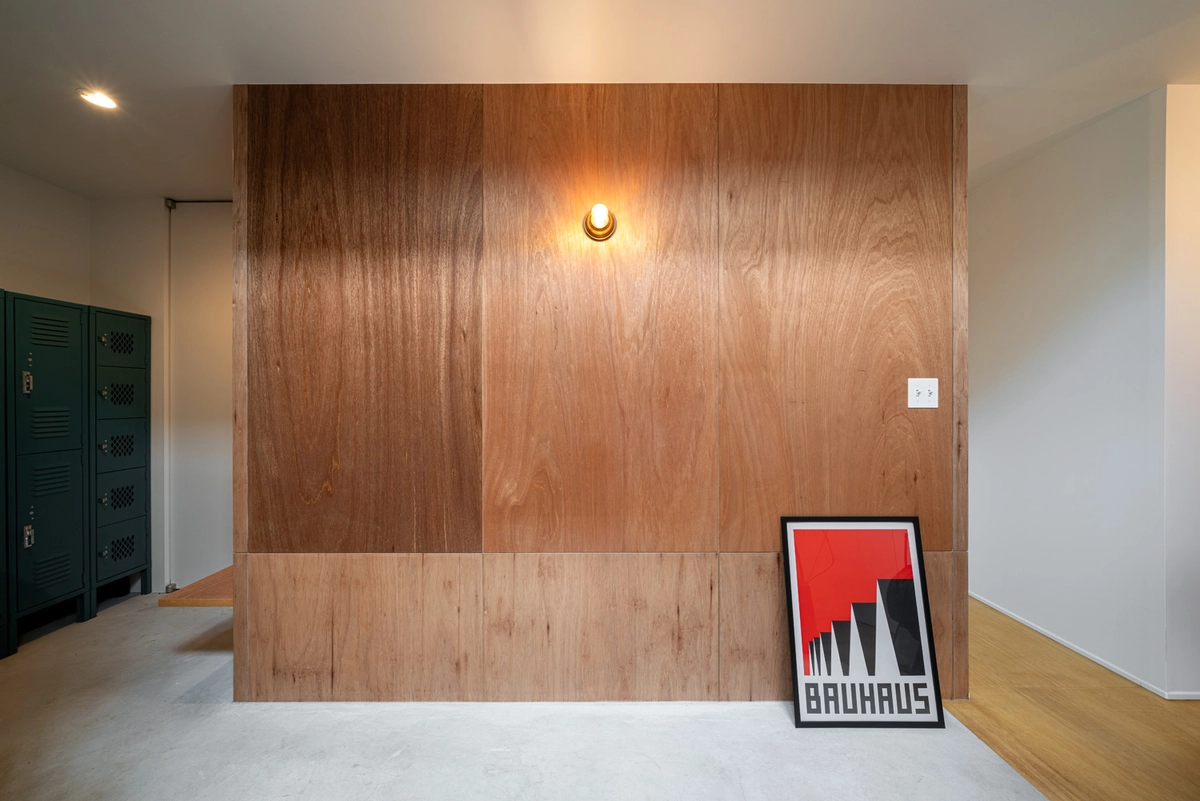 光を導くミッドセンチュリーの家の土間