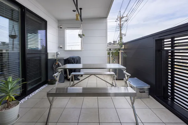 趣味時間を満喫できるサーファーズハウスの軒下空間・バルコニー