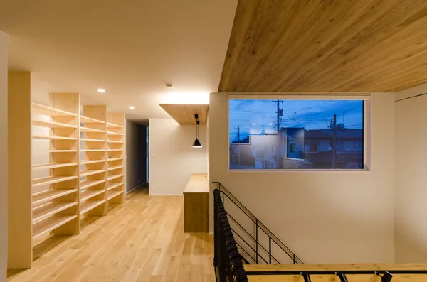 リビングから繋がるインナーバルコニーのある家のワークスペース・吹き抜け・ライブラリー