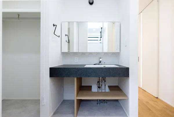 「KURA」のある家の洗面所