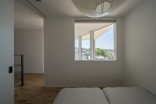隅切りの家の寝室