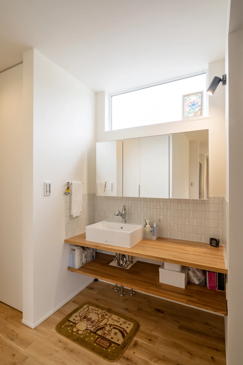 L型+庭の家の洗面所