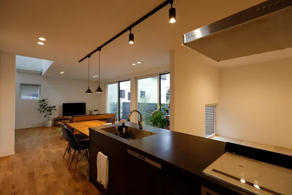 庭が演出する抜け感 ニアリーコートハウスのダイニング・キッチン