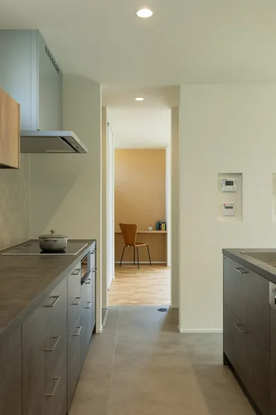 広がりと居心地の良さをあわせ持つ 大開口の家のキッチン・子供部屋・ワークスペース