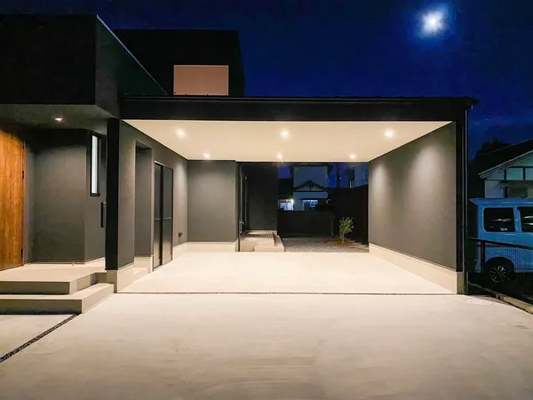 奥行きのあるモノクロの家のガレージハウス