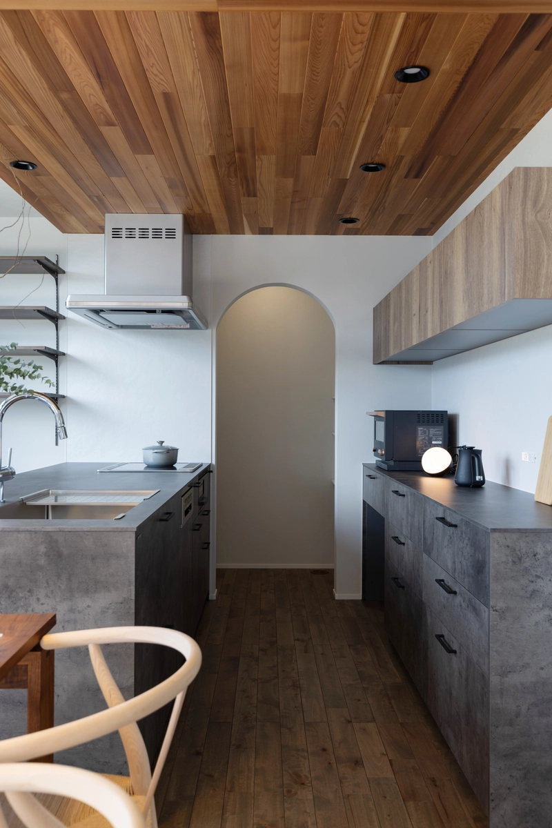 高台にある景色を一望する家のキッチン