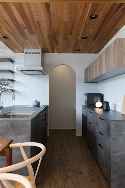 高台にある景色を一望する家のキッチン