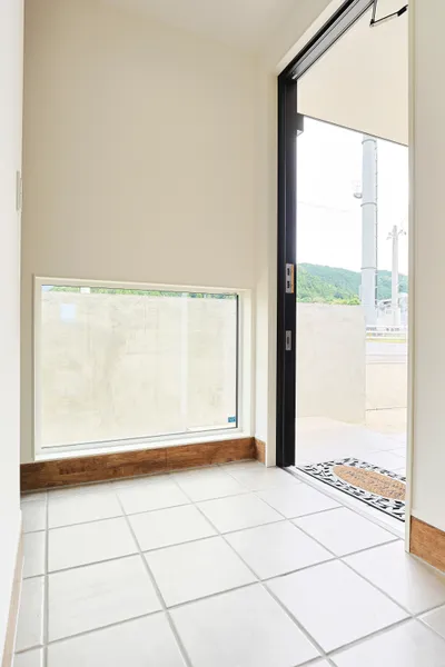 家族が集まる のびやかな平屋建ての家の玄関