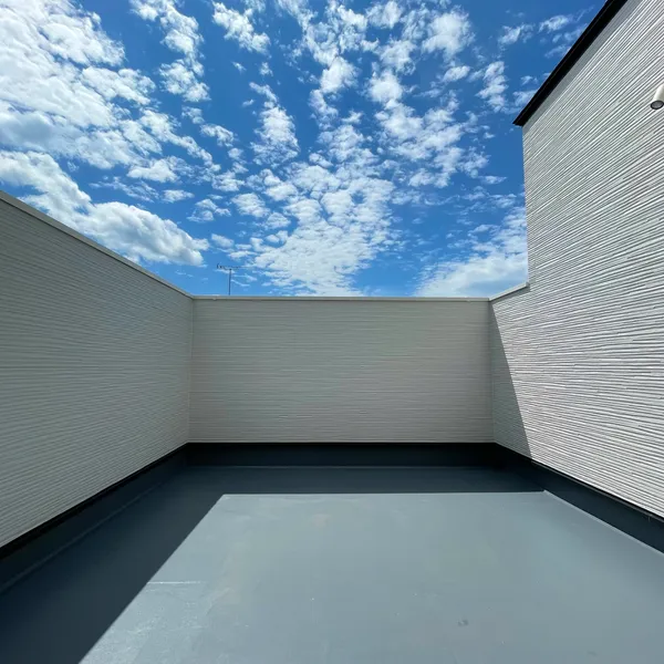 まるでリゾート 非日常な暮らしを叶えた住まいのバルコニー