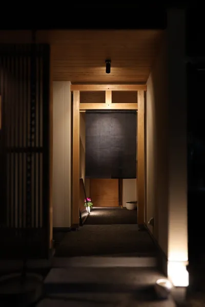 素材を生かす、店舗併用住宅の玄関