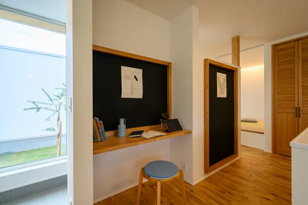 囲み庭のある家のワークスペース