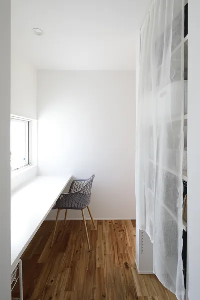 ドアは最小限 ワンルームのような平屋のワークスペース・収納スペース