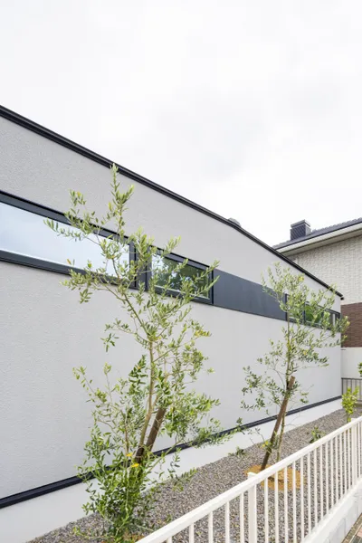 家族と景色を包み込む平屋の外観