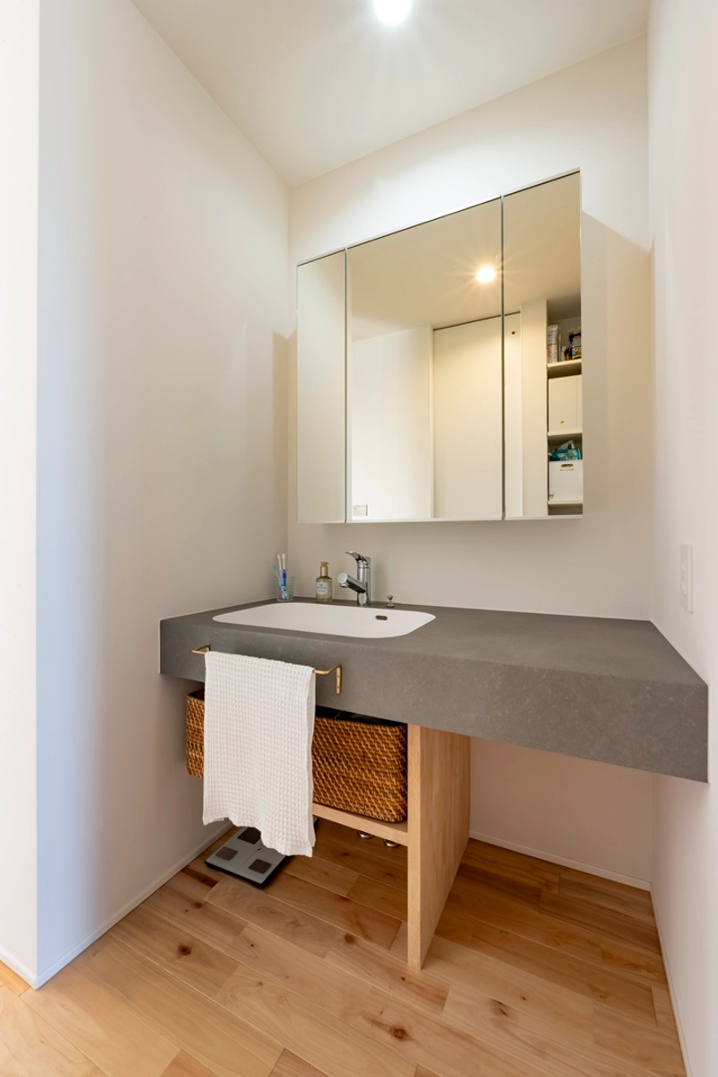 稜線を望む風景に包まれる平屋の洗面所