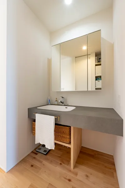 稜線を望む風景に包まれる平屋の洗面所