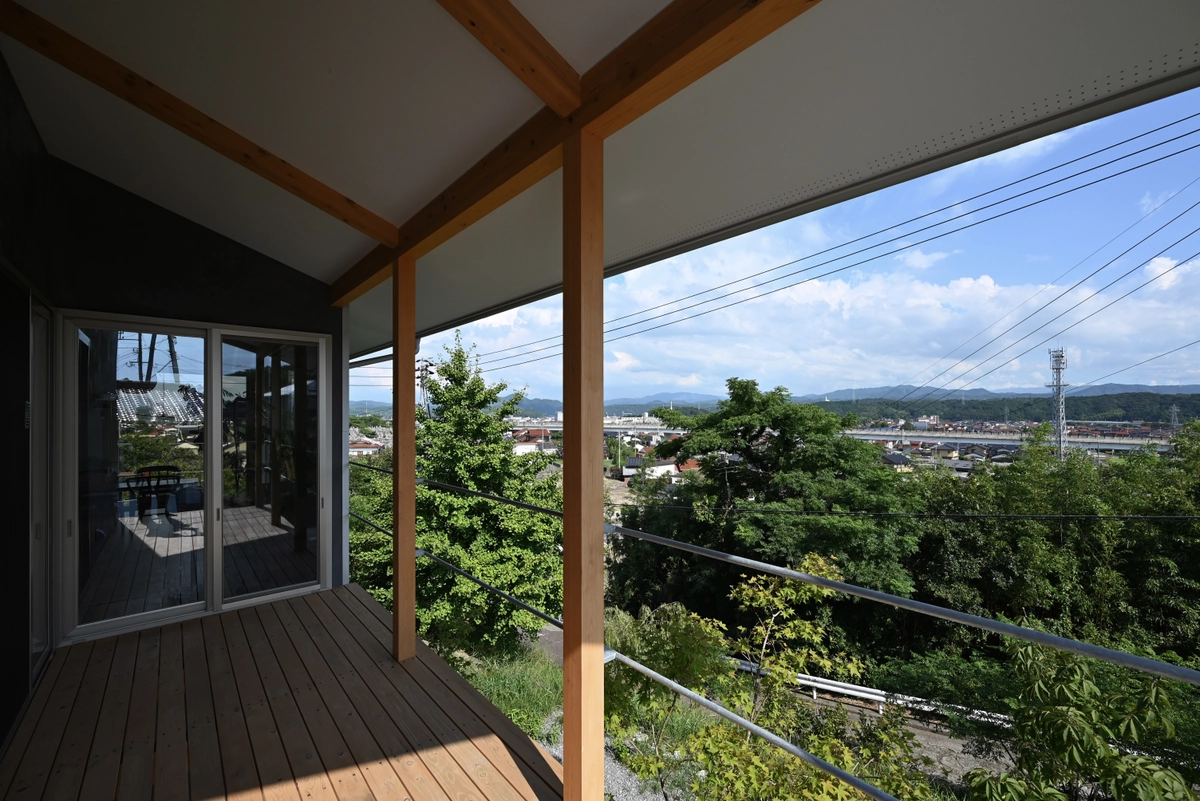 中間領域で周囲にそっと心を開く住まいのバルコニー