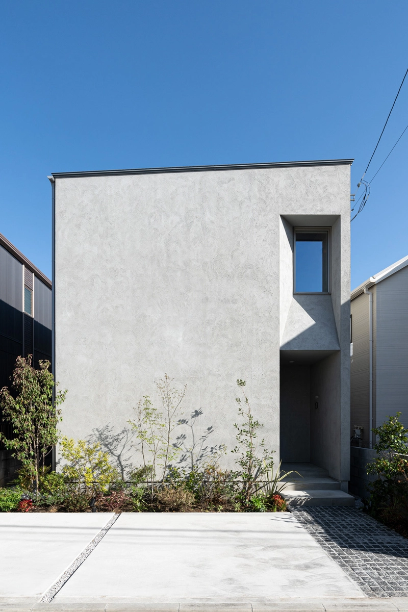 光を導くミッドセンチュリーの家の外観