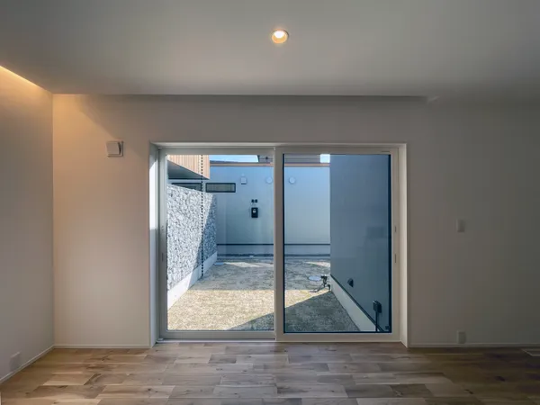 プライバシーを考慮した街と緩やかに繋がる平屋のリビング・庭・中庭