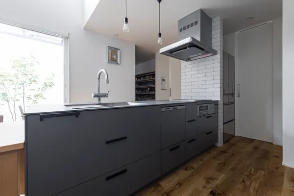 家族と景色を包み込む平屋のキッチン・庭・中庭