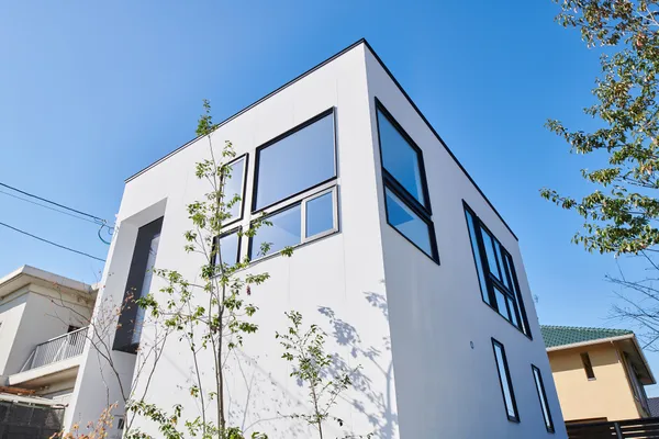 凛と佇み 家族を灯す家の外観