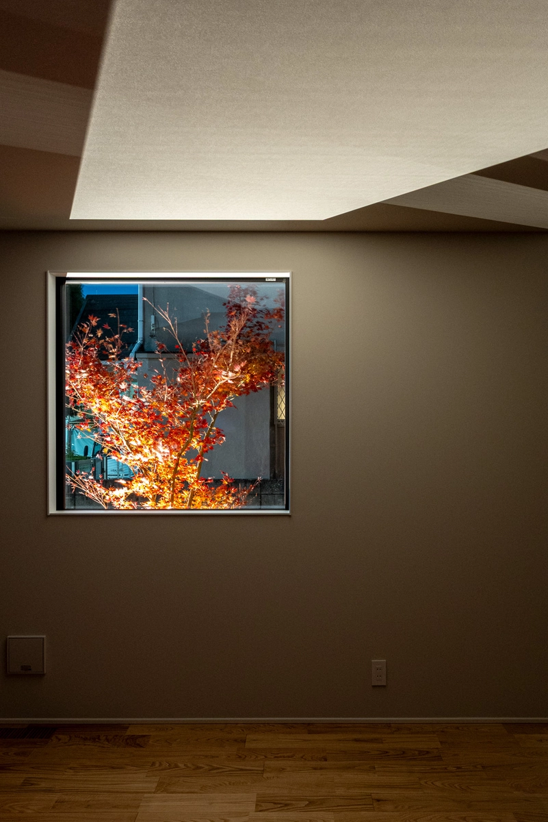 月を愛でる家のピクチャーウインドウ