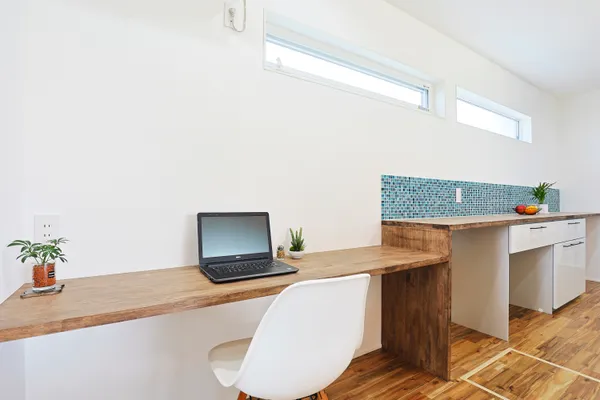 家族が集まる のびやかな平屋建ての家のワークスペース・家事スペース