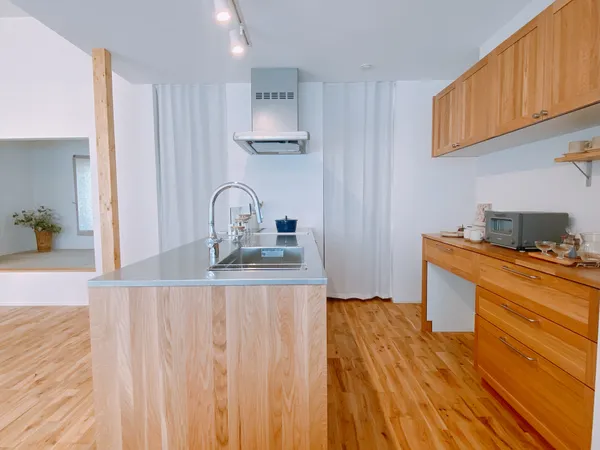 家族が集い、個々でも楽しめる開放的な平屋のキッチン・食品庫・パントリー・収納スペース