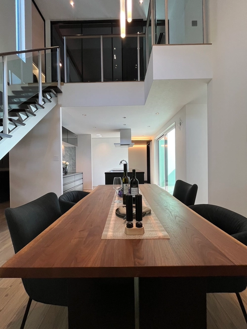 光と影のコントラストを楽しむキュービックハウスのリビング・吹き抜け