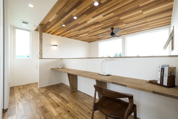 空とつながる家のワークスペース・吹き抜け