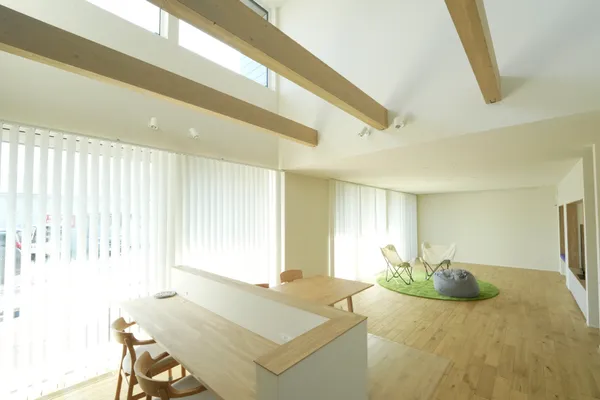 GARANDOU HOUSEのリビング・ダイニング・吹き抜け