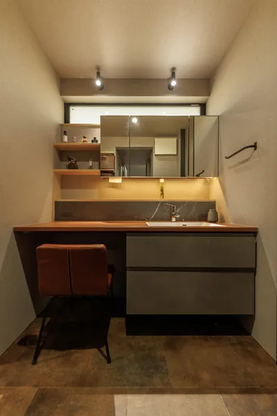 回遊できる非日常的な住まいの洗面所