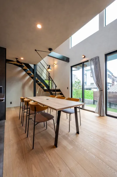 縦と横の繋がりを楽しむ 余白を残したゆとりの家のダイニング・吹き抜け・階段