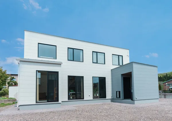 デザイン性と使い勝手を両立させた カフェ風の家の外観