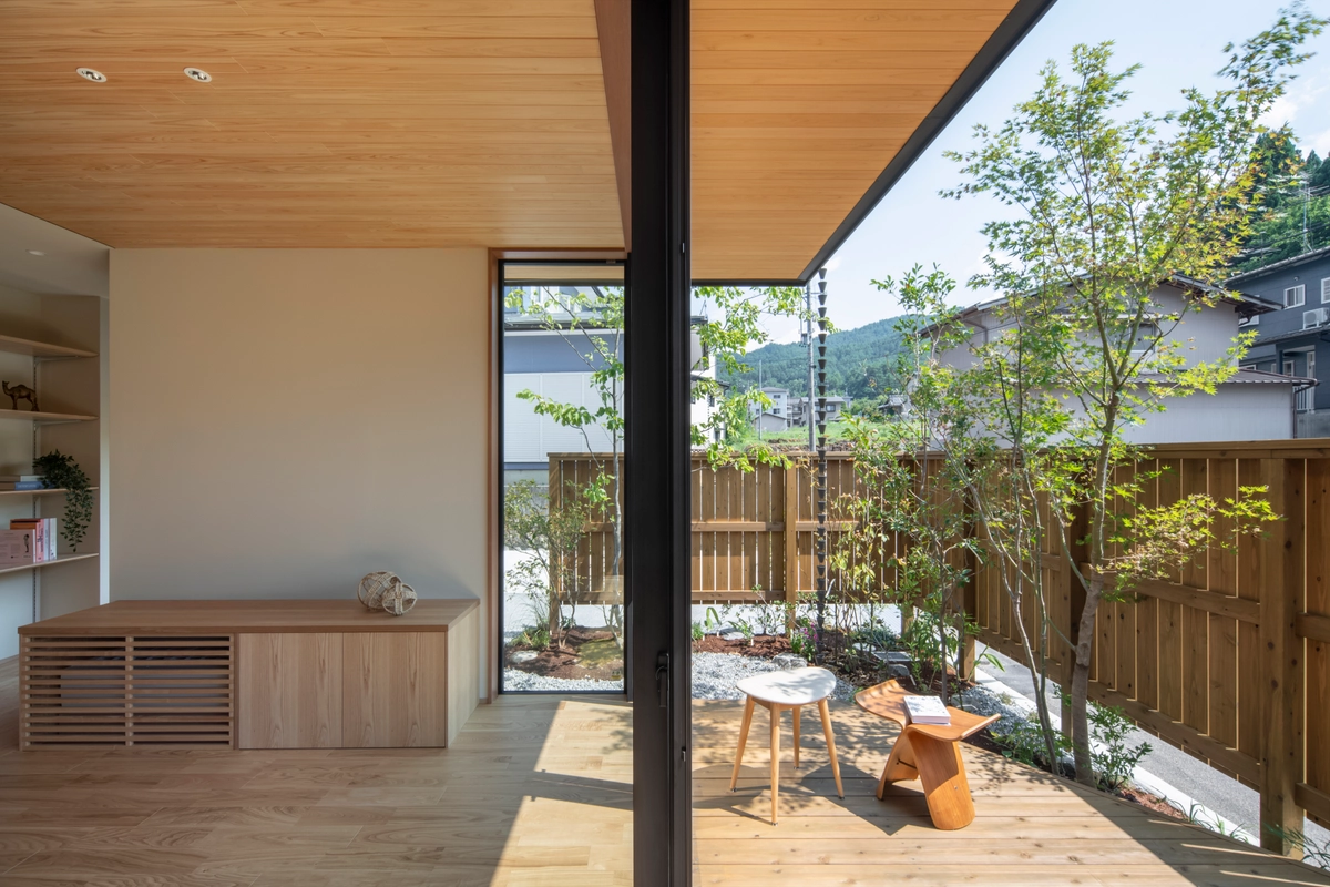 風景に溶け込むコンパクト平屋のリビング・テラス・デッキ・庭・中庭