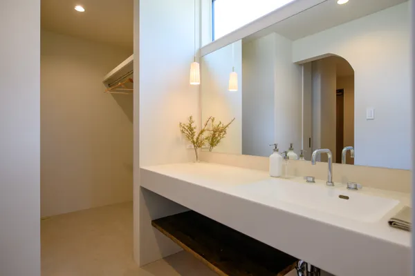 豊かな風景を切り取る 美しい住まいのクローゼット・洗面所・収納スペース