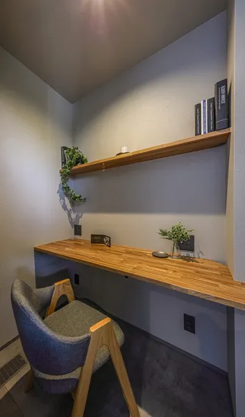 空へ抜けるグレーの家のワークスペース