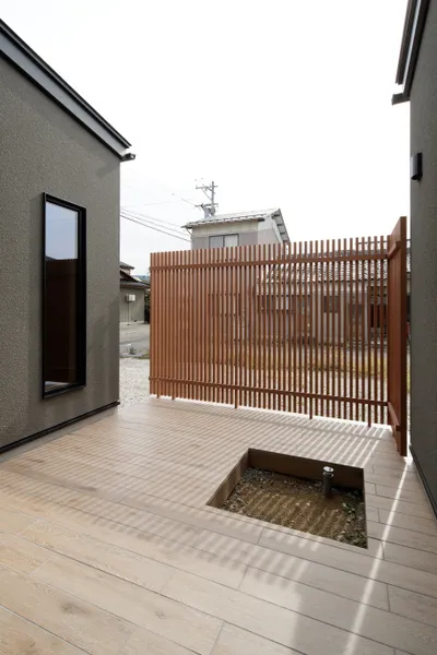 豊かなリビングでリラックスして過ごせる住まいのテラス・デッキ・庭・中庭
