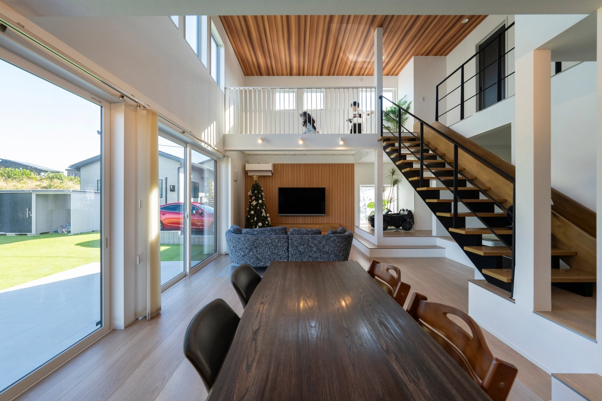 思い出を刻む、遊び心の住まい サブ画像 左