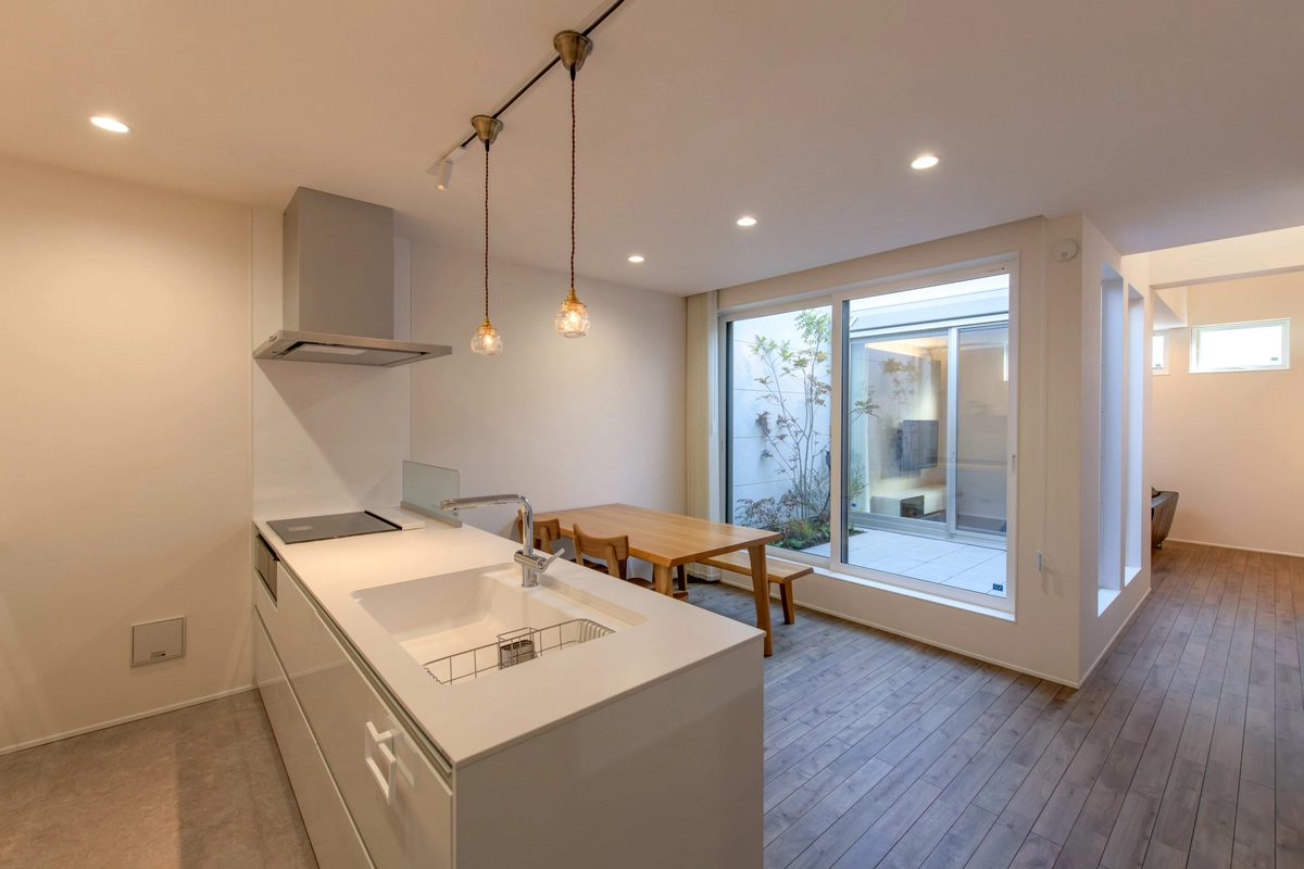 2階にパティオのある家のダイニング・キッチン・庭・中庭