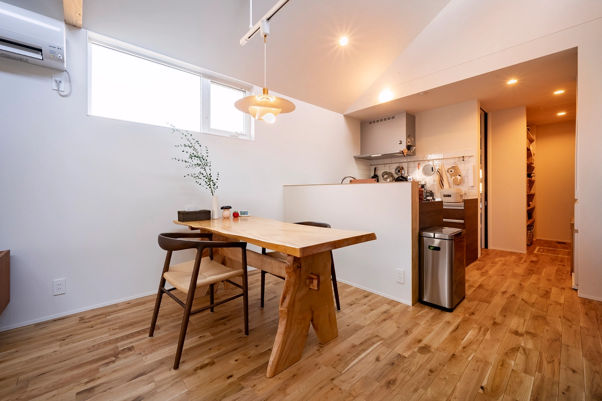 がけ上からの光をつかまえる平屋のダイニング