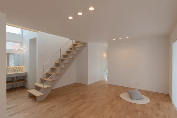 心地よい距離感が育むのびやかな暮らしのリビング・階段