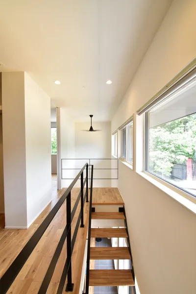 大きな彫刻作品のような家の階段