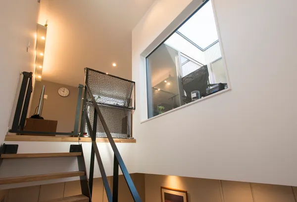 閉じることで開く家の吹き抜け