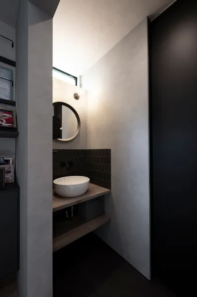 縦と横の繋がりを楽しむ 余白を残したゆとりの家の洗面所