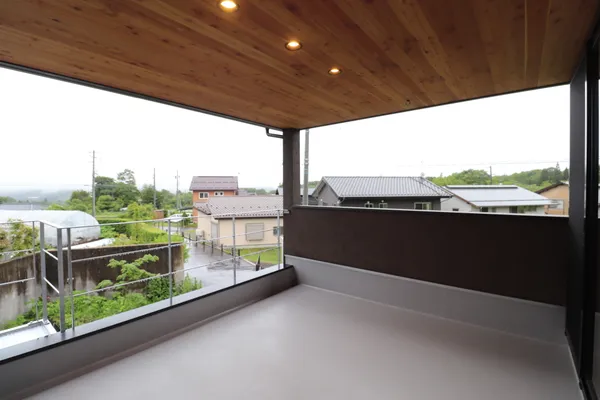 自然素材をふんだんに使った ライフワークを満喫できる家のバルコニー